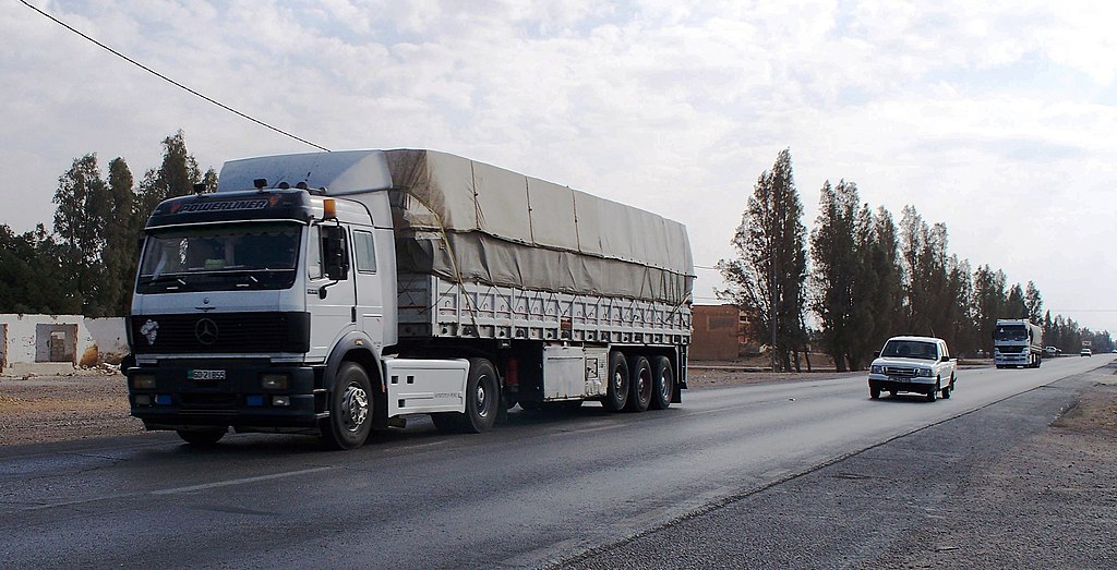 1024px-Trucks_on_the_road_in_Jordan